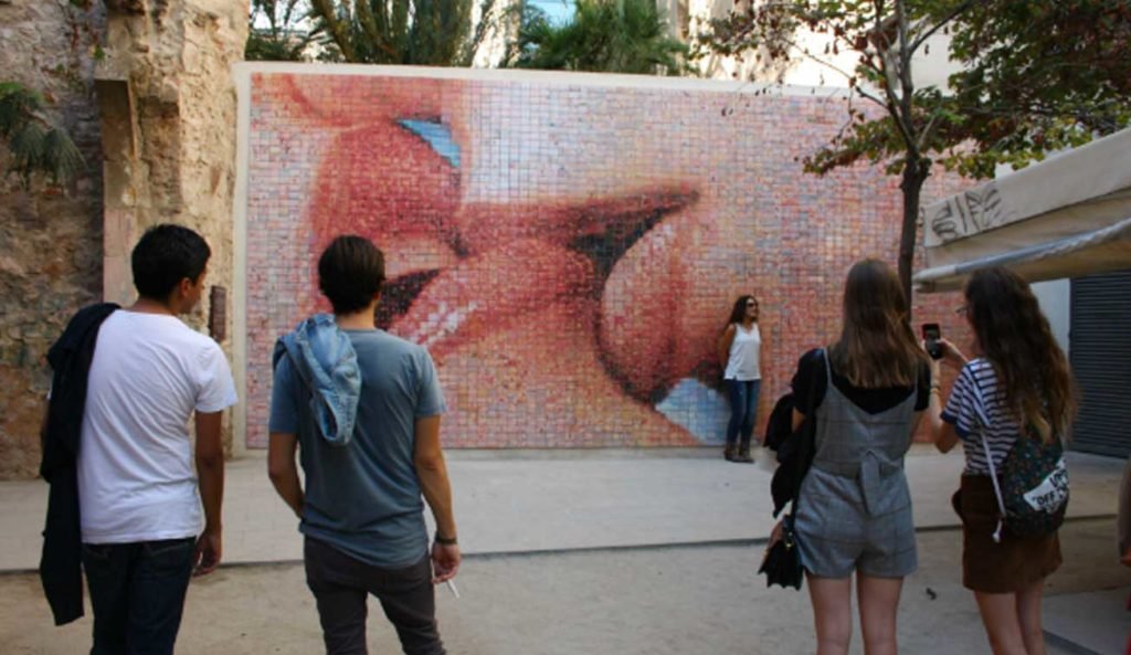 mural the kiss barcelona